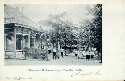 2568 PBKR3990 Groep meisjes en jongens ca. 1900-1904, in de tuin van de uitspanning W. Zwakenberg aan de Veerallee. Er ...