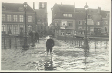2574 PBKR3995 Hoog water op 14 januari 1916 aan de Vispoortenbrug (met straatlantaarns gaslantaarns lantaarnpalen van ...