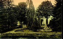 2797 PBKR4038 Voortuin van villa Vijverberg, Beukenallee 1 met twee vrouwen op het tuinpad, ca. 1905. De vrijstaande ...