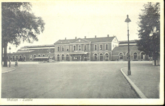 2974 PBKR3500 Stationsplein 10: Het stationsgebouw aan het Stationsplein gezien vanuit de Stationsweg, ca. 1925. Na het ...