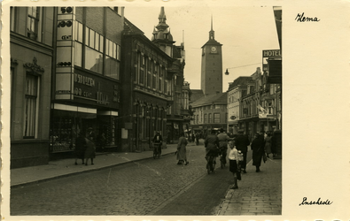 3126 PBKR5814 De Klomp met zicht op het stadhuis uit 1933 en aan de linkerkant het Enschedese filiaal van de in 1926 in ...