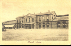 3180 PBKR3526 Stationsplein 10, De toegang tot het stationsgebouw gezien vanaf de Stationsweg, 1914. Uiterst links zijn ...