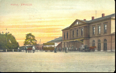 3182 PBKR3528 Stationsplein 10, Het station der Staatsspoorwegen gezien vanaf de Westerlaan, ca. 1915. De paardentram ...