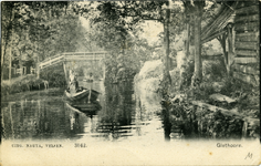 3313 PBKR5822 De gracht van Giethoorn met brugje en jongedame in punter. De kaart is afgestempeld in 1905. , 1900-00-00