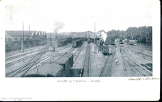 3381 PBKR3547 Gezicht op het spoorwegcomplex gezien vanaf de Hoge Spoorbrug, ca. 1900. Links de gebouwen van de ...
