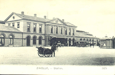 3412 PBKR3578 Stationsplein 10 met het stationsgebouw (gebowd 1868) gezien vanaf de Oosterlaan, ca. 1908. De ...
