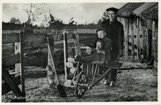 3589 PBKR6458 Boer met drie kinderen in kruiwagen, 1930-00-00