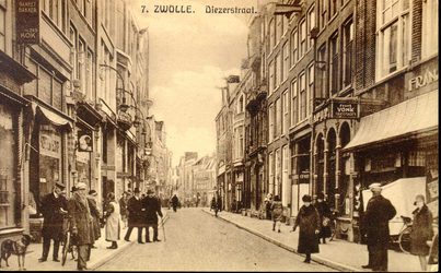 3645 PBKR0722 Zicht in de Diezerstraat vanaf de Grote Markt, ca. 1925. Rechts Diezerstraat 6-8, de winkel van Frans ...