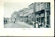 3648 PBKR0725 Gezicht op de Smeden, ca. 1900. Rechts de winkel in bedden en matrassen van de weduwe Tulp (Diezerstraat ...