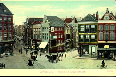 3692 PBKR1303 Grote Markt met rijtuig, ca. 1908. Van links naar rechts: Grote Markt 7, ingang Diezerstraat, ...