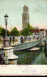 3701 PBKR1852 Ingekleurde prentbriefkaart van de Kamperpoortenbrug, gezien vanaf de Beestenmarkt (tegenwoordig Harm ...