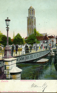 3717 PBKR1868 Ingekleurde prentbriefkaart van de Kamperpoortenbrug, gezien vanaf de Beestenmarkt (tegenwoordig Harm ...
