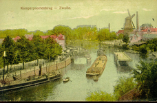 3719 PBKR1870 Ingekleurde prentbriefkaart van de geopende Kamperpoortenbrug (draaibrug 1870-1940), vanuit het zuiden ...