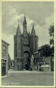 3793 PBKR3028 Sassenpoort en rechts Van Nahuysplein 22 (klokgeveltje) en nr 20 (voor 1937 genummerd 13): Foto Roosdorp, ...