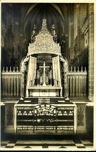 3826 PBKR0185 Assendorperstraat: interieur Dominicanenkerk, ca. 1925-1930: hoogaltaar. De eerste steen voor kerk en ...