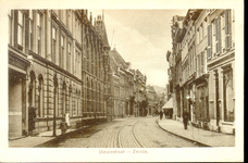 3850 PBKR0747 Gezicht in de Diezerstraat met links de gebouwen van het Provinciehuis, ca. 1912. Een dienstbode heeft ...