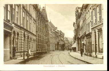 3850 PBKR0747 Gezicht in de Diezerstraat met links de gebouwen van het Provinciehuis, ca. 1912. Een dienstbode heeft ...