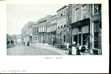 3879 PBKR0776 Gezicht op de Smeden, ca. 1900. Rechts de winkel in bedden en matrassen van de weduwe Tulp (Diezerstraat ...