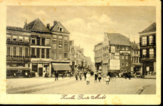3885 PBKR1317 De Grote Markt met rails van de paardentram. Tot 1919 kwam de tram door de Diezerstraat. Van links naar ...