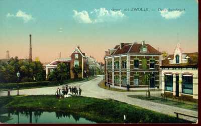 3930 PBKR1901 Ingekleurde prentbriefkaart met een inkijk in de Deventerstraat (tot 1873 Oude Schellerweg, sinds 1945 ...