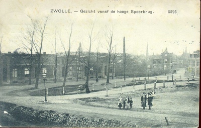 3932 PBKR1903 Gezicht vanaf de Hoge Spoorbrug op de Van Karnebeekstraat, 1910. Voor 1945 Deventerstraat geheten. Op de ...