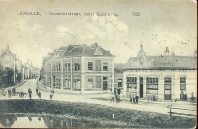 3935 PBKR1906 Gezicht vanaf de Hoge Spoorbrug in de Deventerstraat, (sinds 1945 Van Karnebeekstraat geheten), 1910. De ...