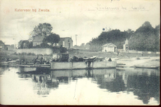 3944 PBKR1915 Gezicht vanaf de IJssel op de Zwolse oever, de houten pont en de huizen bij de Katerveersluis, 1912. ...