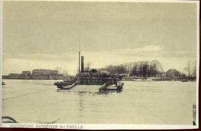 3946 PBKR1917 Motorpont op de IJssel bij het Katerveer, gezien vanaf de Gelderse kant, 1920. De Kabels waarlangs de ...