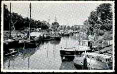 3956 PBKR2468 Gezicht vanaf de Nieuwe Havenbrug op de stadsgracht in de richting van de Harm Smeengekade, ca. 1935. De ...