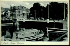 3964 PBKR2476 Zicht vanaf de Emmawijk op de Nieuwe Havenbrug. De ijzeren brug op stenen draaipunt uit 1875 werd in 1939 ...