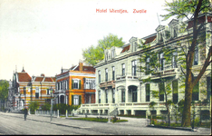 397 PBKR3625 Stationsweg 1-3, Stationsweg 5 en Stationsweg 7: Grand Hotel Wientjes vanuit het zuiden, ca. 1930. In 1867 ...