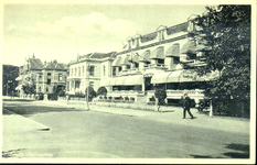 399 PBKR3627 Stationsweg 7: De voorgevel van Hotel Wientjes met zonneschermen, ca. 1933. De villa ter linkerzijde ...