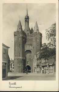 3996 PBKR3051 Sassenpoort met Foto Roosdorp op Van Nahuysplein 20 (voor 1937 nr. 13), Cafe De Sassenpoort, 1931-1933 ...
