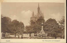 4023 PBKR3078 Van Nahuysplein met fontein en Sassenpoort, ca. 1920, 1920-00-00