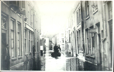 404 PBKR3632 De Steenstraat tijdens hoog water gezien vanaf de Melkmarkt in de richting van de Buitenkant, 1916. Rechts ...