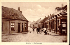 4056 PBKR0235 Balistraat hoek Vechtstraat, ca. 1930-1935. Rechts kruidenierswinkel De Viersprong , Balistraat 31. Op ...
