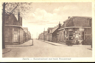 407 PBKR3635 De kruising van de Riouwstraat (van links naar rechts) met de Sumatrastraaten, ca. 1935. Rechts de ...