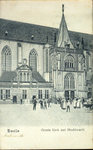 4122 PBKR1375 Grote Kerk met Hoofdwacht en portaal, ca. 1906. Met personen op de voorgrond., 1900-00-00