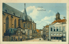 4131 PBKR1384 Links: Grote Kerk met Hoofdwacht en portaal, ca. 1920. Rechts: sociëteit De Harmonie ., 1920-00-00