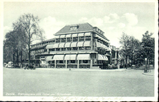 416 PBKR3644 Hotel Gijtenbeek, dat hier in 1921 werd gebouwd (Stationsplein 13), rechts ingang van de Terborchstraat. ...
