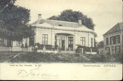 4163 PBKR1955 Gezicht op het Katerveerhuis, Katerveerdijk 3, ca. 1905. Rechts daarvan is cafe IJsselzicht gedeeltelijk ...