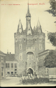 4230 PBKR3141 De Sassenpoort, gezien vanaf het Van Nahuysplein. De poort is in 1898 gerestaureerd en van een gotisch ...