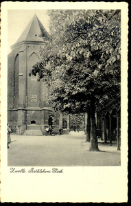 4253 PBKR0252 Koor met ingang van de Bethlehem Kerk, 1921-1945.Jongen met transport fiets, rechts gedeelte van de ...