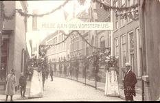 4258 PBKR0257 Bitterstraat op 27-30 mei 1921, vanuit de Roggenstraat gezien, versierd ter gelegenheid van het ...
