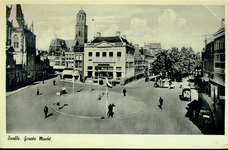 4316 PBKR1389 Grote Markt met rotonde met rechthoekige richtingsborden, ca. 1933-1935.Op de kop van de Melkmarkt staat ...