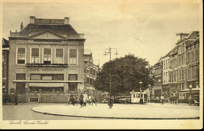 4317 PBKR1390 Grote Markt met rotonde met lantaarnpaal (zonder richtingsborden), ca. 1934. Links Grote Markt 13A: café ...
