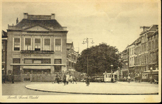 4317 PBKR1390 Grote Markt met rotonde met lantaarnpaal (zonder richtingsborden), ca. 1934. Links Grote Markt 13A: café ...