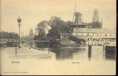 4365 PBKR1977 Gezicht vanaf de Keersluisbrug in noordelijke richting, ca. 1900. De molens op het bolwerk van de ...