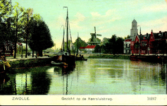 4370 PBKR1982 Ingekleurde prentbriefkaart met gezicht vanaf de Willemsvaart op de Keersluisbrug. Langs de Willemskade ...