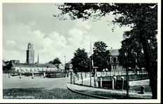 4379 PBKR1991 Keersluisbrug gezien vanaf de Willemskade in de richting van de stad, afgestempeld in 1937. De tramrails ...